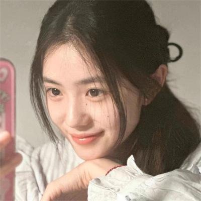 女生出拳